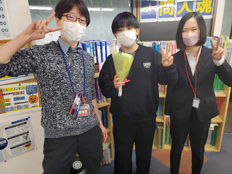 教室を早く開けていただき、苦手分野を徹底整理しました。先生の学生時代の面白い話や合格お守りも励みに合格しました。