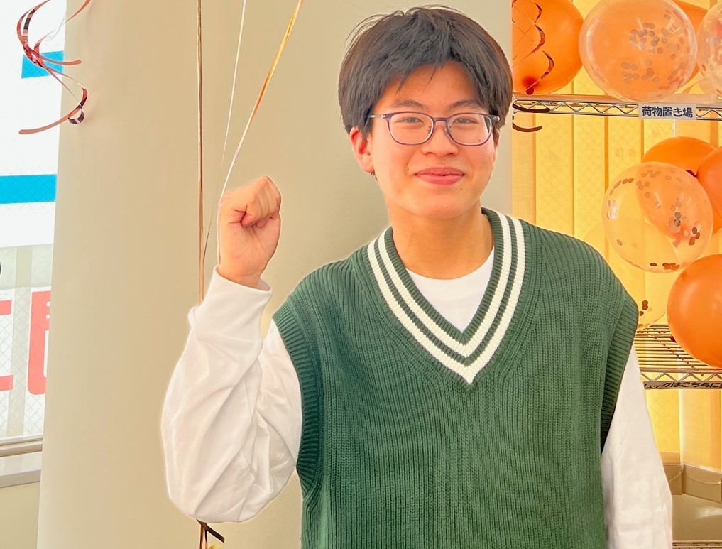 先生と必死に大学過去問の数学を解き、苦手克服。志望校に合格できました!毎日、未知単語を学習し英語力を上げました。